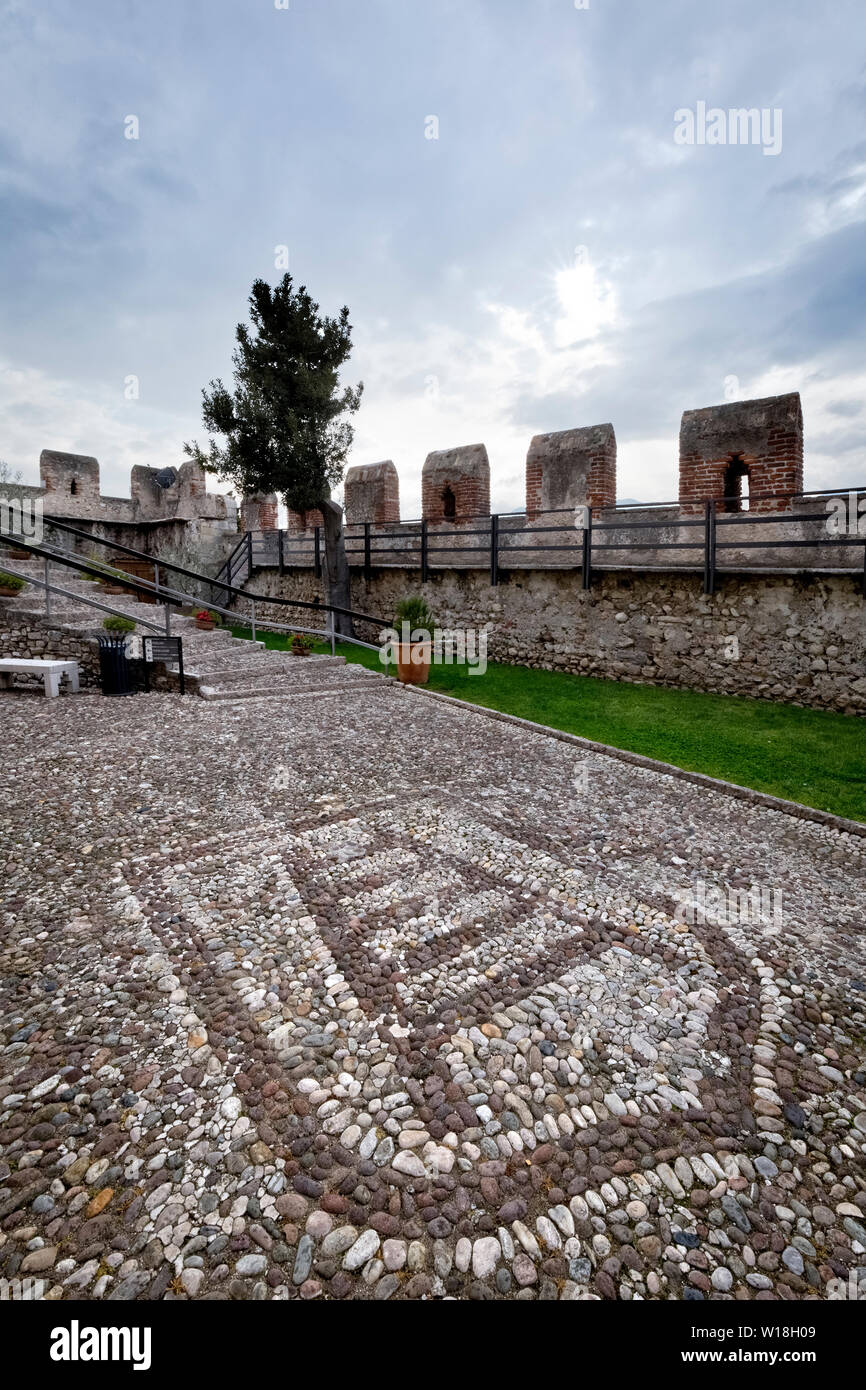 L'emblema della dinastia della Scala presso il castello di Malcesine. Provincia di Verona, Veneto, Italia, Europa. Foto Stock