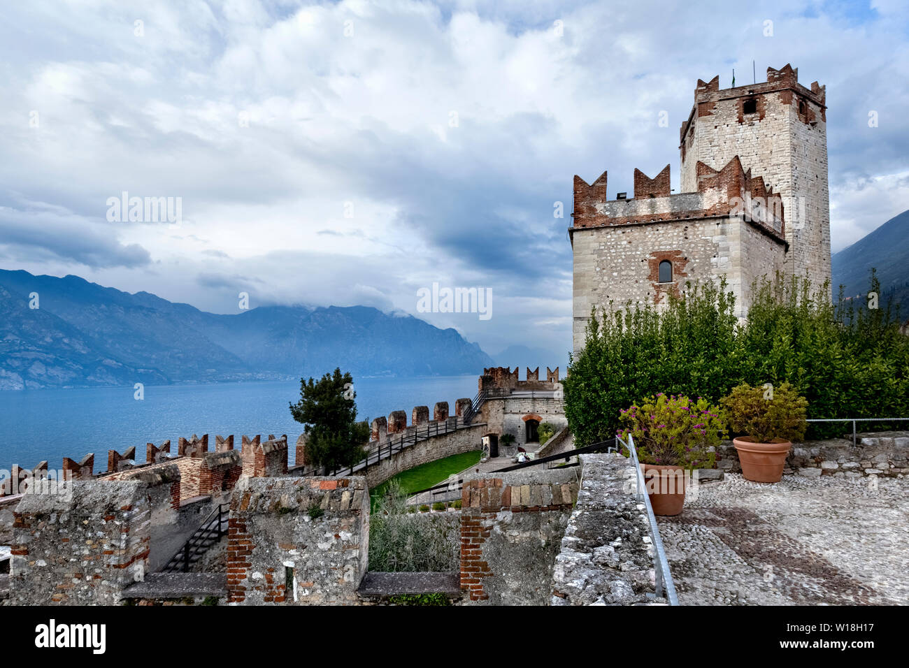 Il possente torrione del castello di Malcesine si affaccia sul Lago di Garda. Provincia di Verona, Veneto, Italia, Europa. Foto Stock