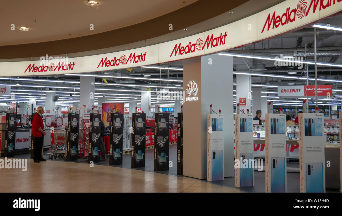 Gyor Ungheria 05 07 2019 un uomo anziano passa in media markt Foto Stock