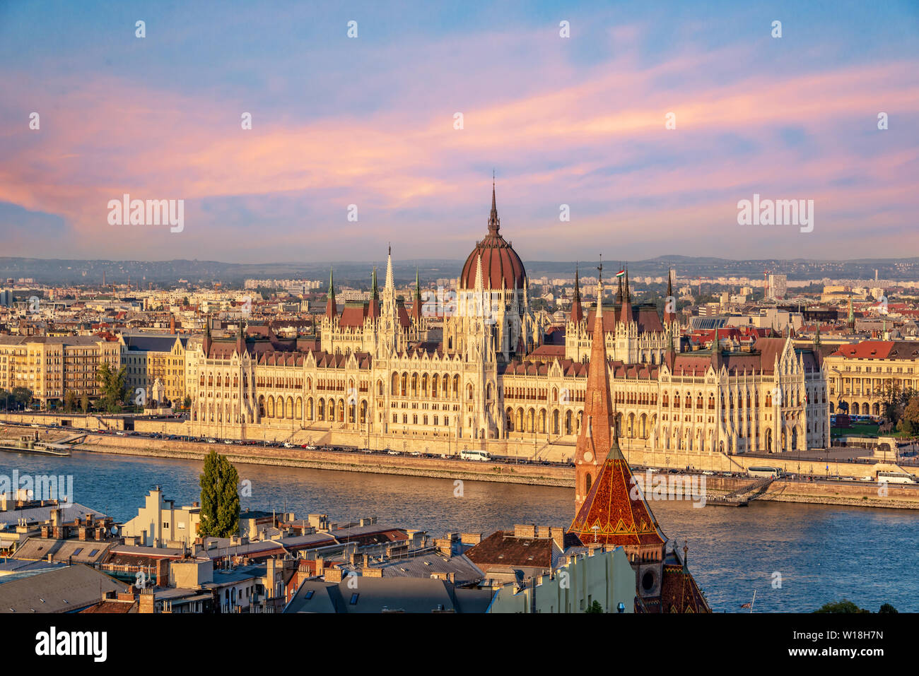 Vista aerea del Parlamento Budapest et il fiume Danubio al tramonto, Ungheria Foto Stock