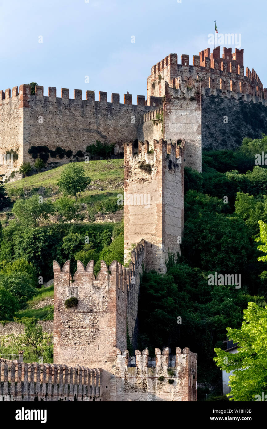 Le torri e i merli del castello medievale di Soave. Provincia di Verona, Veneto, Italia, Europa. Foto Stock