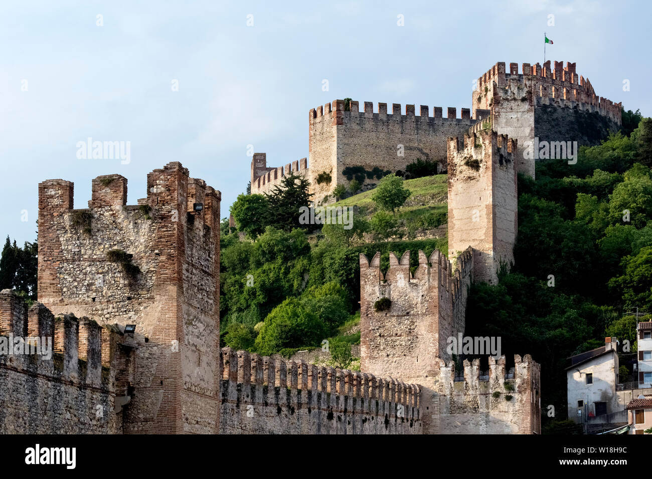L'imponente castello scaligero di Soave. Provincia di Verona, Veneto, Italia, Europa. Foto Stock