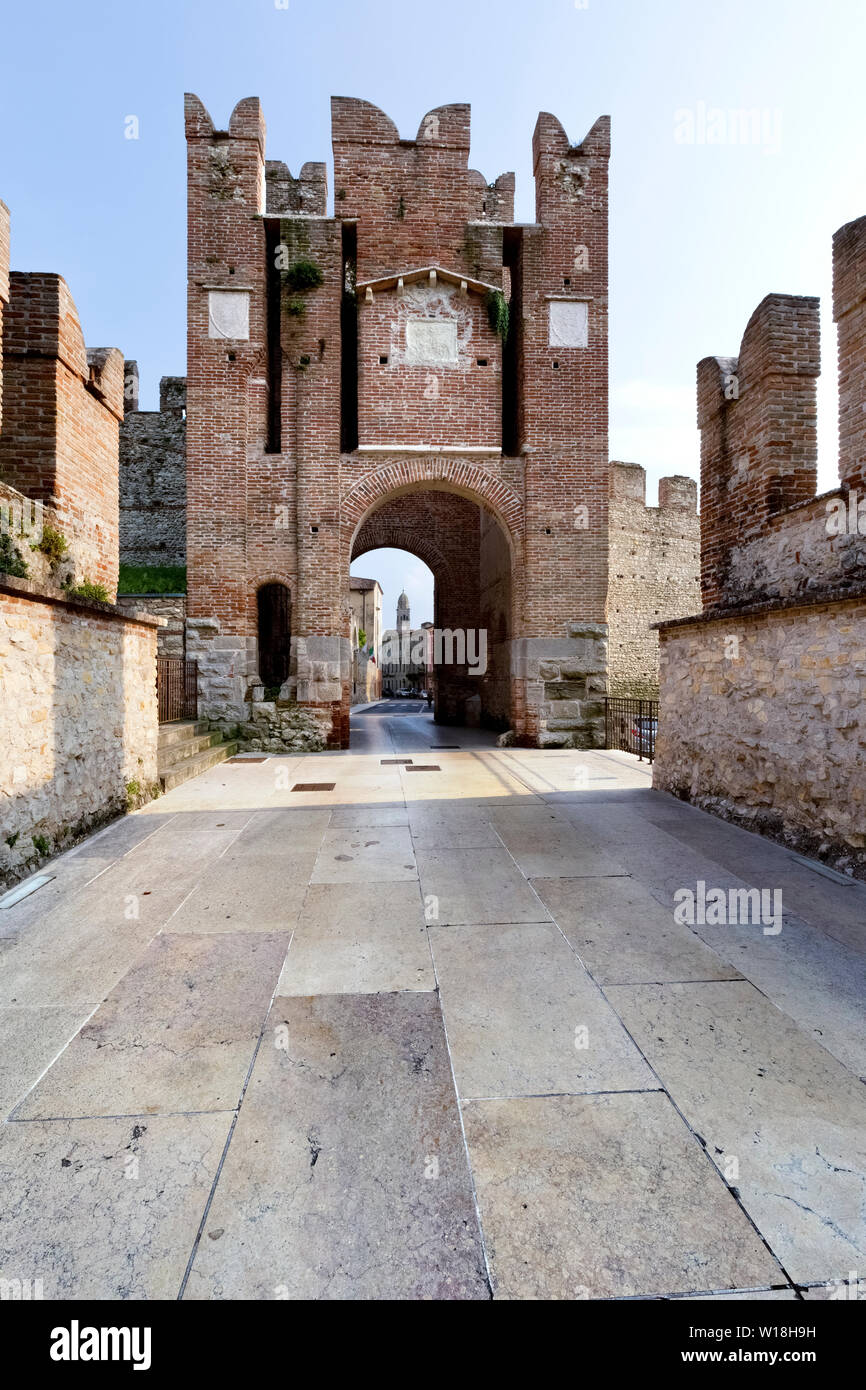 L'Aquila cancello al borgo medievale di Soave. Provincia di Verona, Veneto, Italia, Europa. Foto Stock