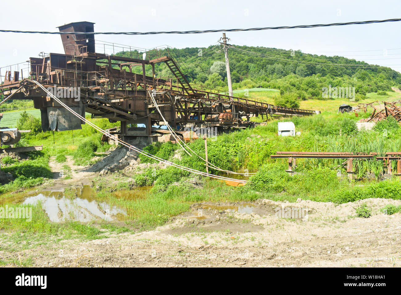 Rusty enormi macchine in abbandonata miniera di carbone. Industria pesante degrado in Romania. Foto Stock