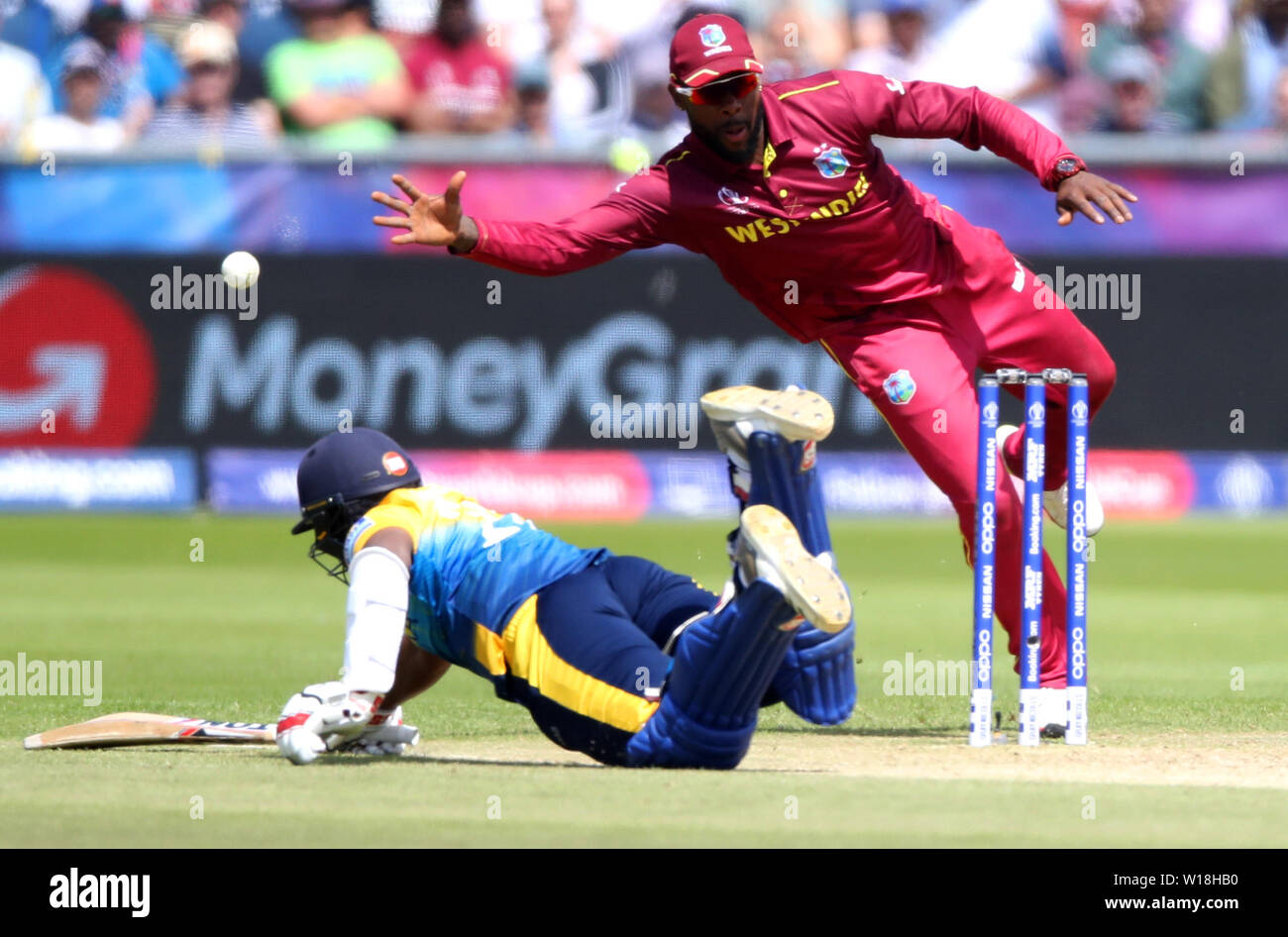 L'Avishka Fernando dello Sri Lanka si tuffa mentre è quasi esaurito durante la partita di gruppo della Coppa del mondo di cricket ICC al Riverside Durham, Chester-le-Street. Foto Stock