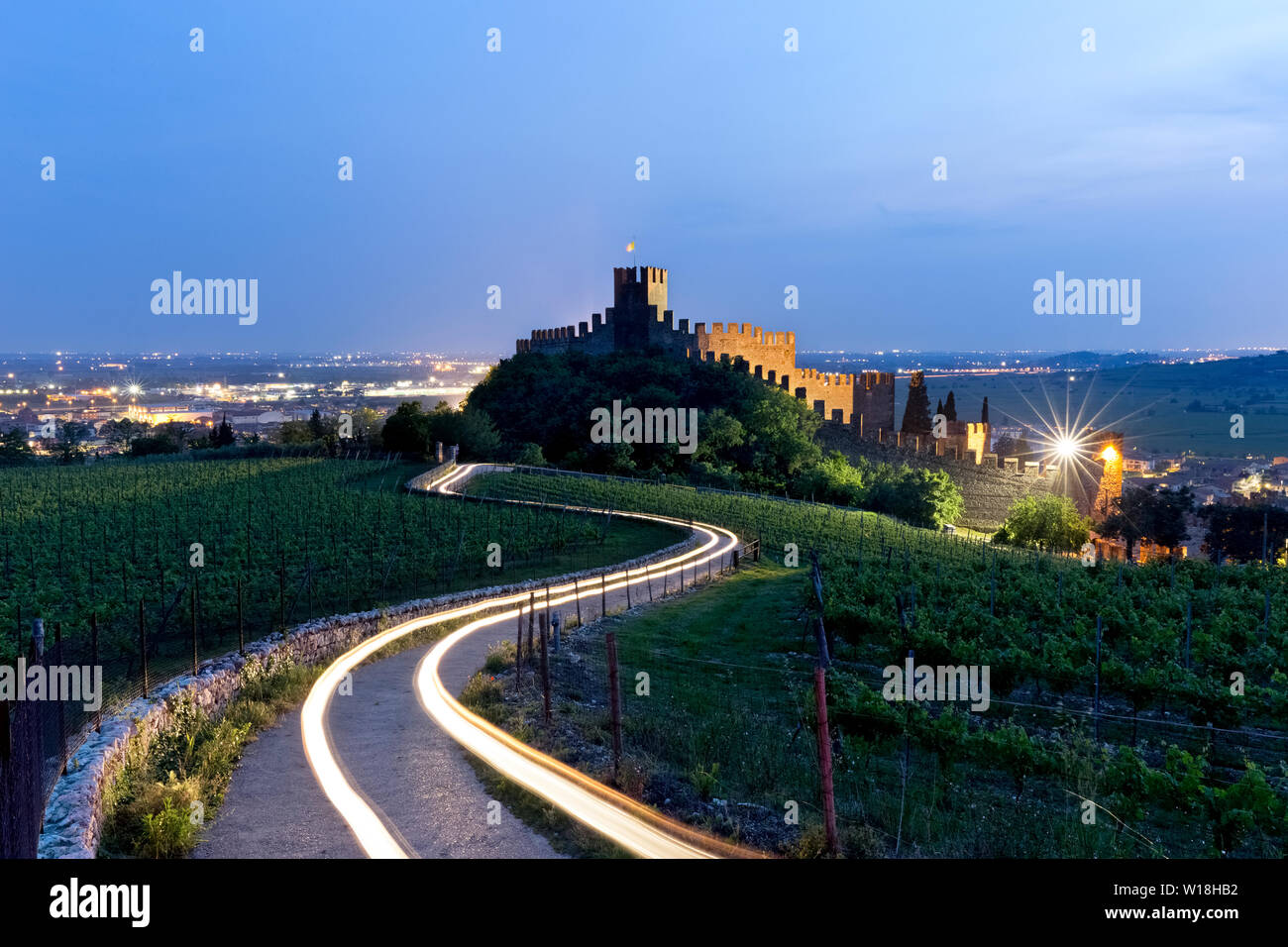 Il castello Scaligero e la strada tra il Soave vigne. Soave, provincia di Verona, Veneto, Italia, Europa. Foto Stock