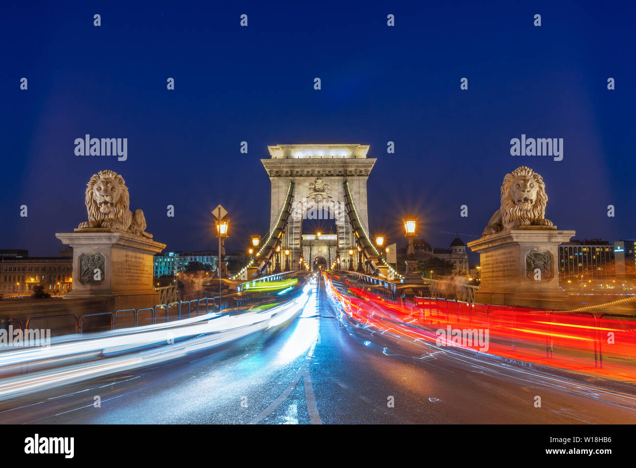 Rivolta verso il ponte della Catena di notte con auto sentieri di luce a Budapest, Ungheria Foto Stock