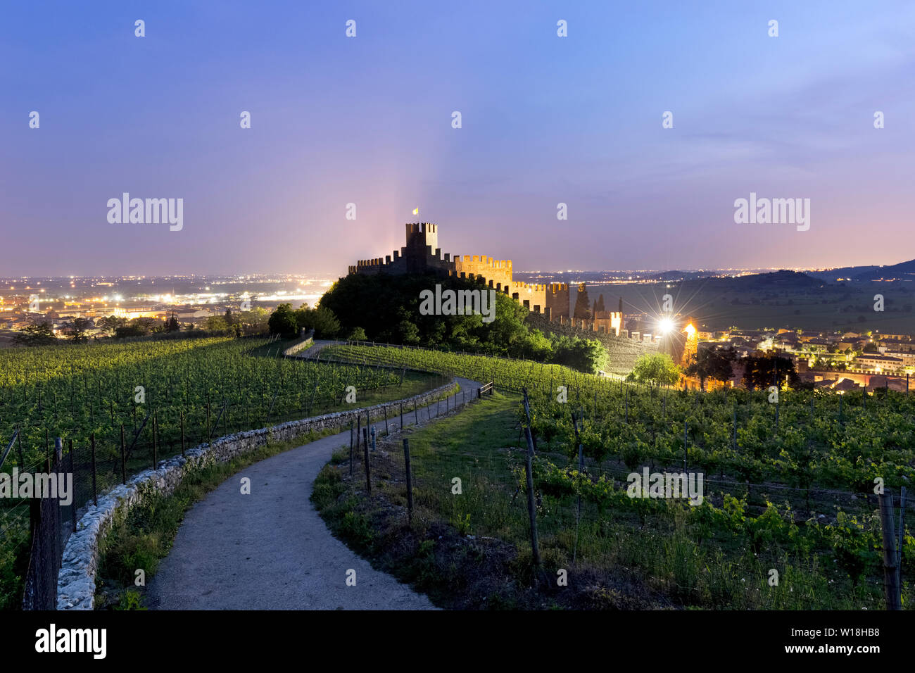 Il castello Scaligero e la strada tra il vino Soave vigne. Soave, provincia di Verona, Veneto, Italia, Europa. Foto Stock