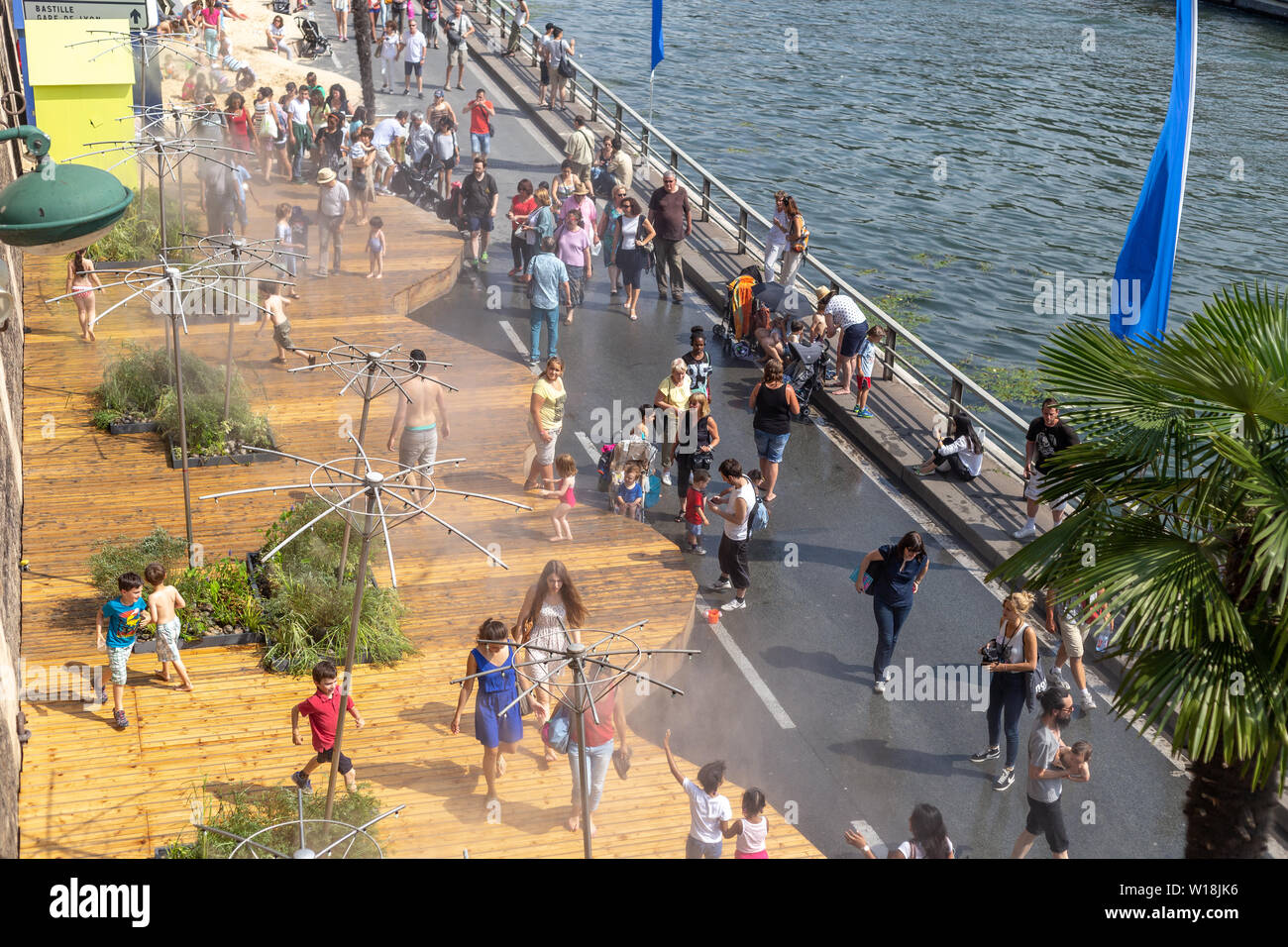 Parigi, Francia - Luglio 23, 2014: parisian a piedi lungo Paris Plage presso il fiume Senna in una calda giornata estiva Foto Stock