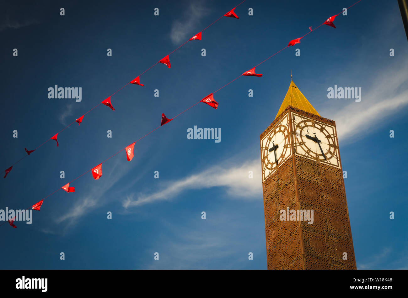 Torre dell Orologio a Tunisi sulla piazza centrale nel centro cittadino, Tunisia. Simbolo di Tunisi. Centro della città di Tunisi Foto Stock