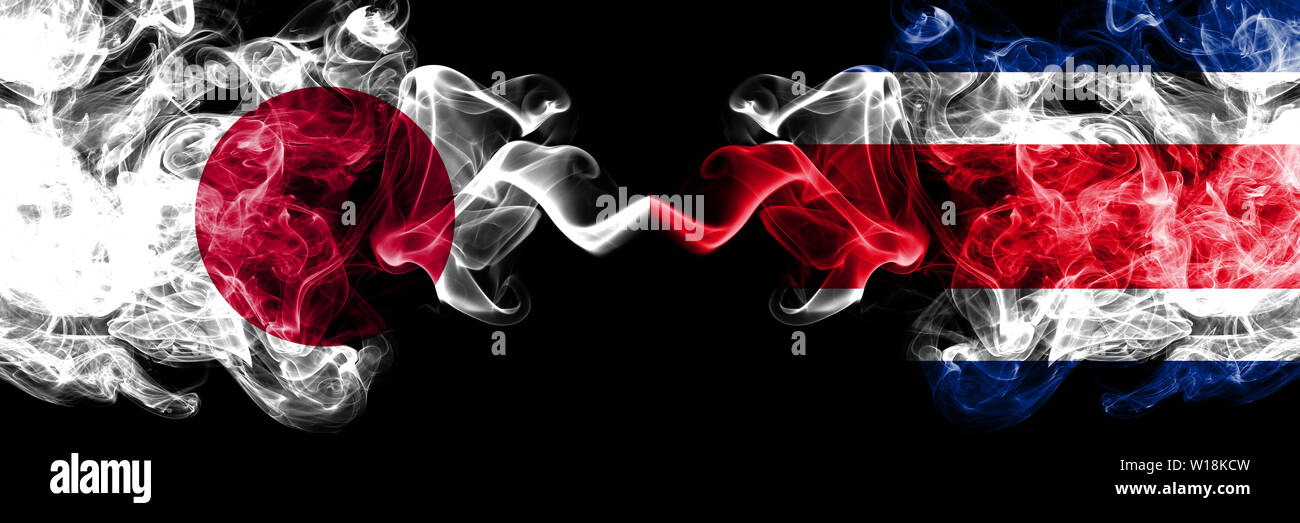 Giappone vs Costa Rica smoky mystic bandiere poste fianco a fianco. Spessa colorata fumi setosa combinazione di Costa Rica e Bandiera giapponese Foto Stock