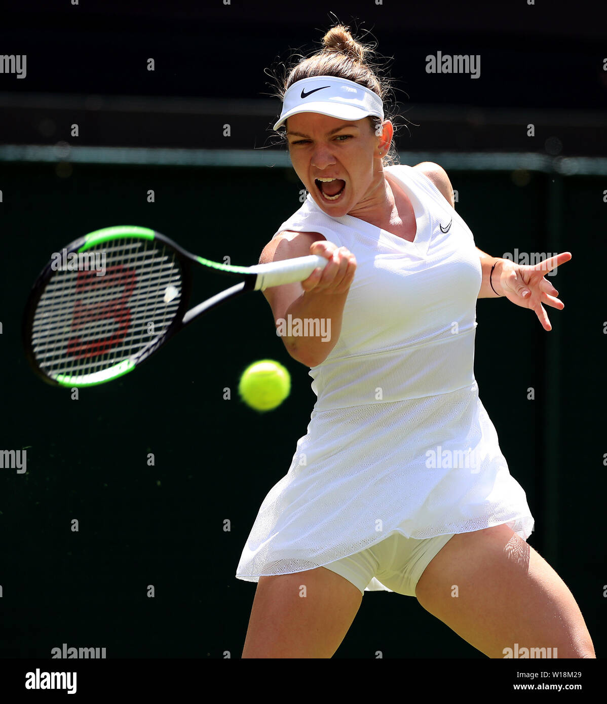 Simona Halep in azione il giorno uno dei campionati di Wimbledon al All England Lawn Tennis e Croquet Club, Wimbledon. Foto Stock