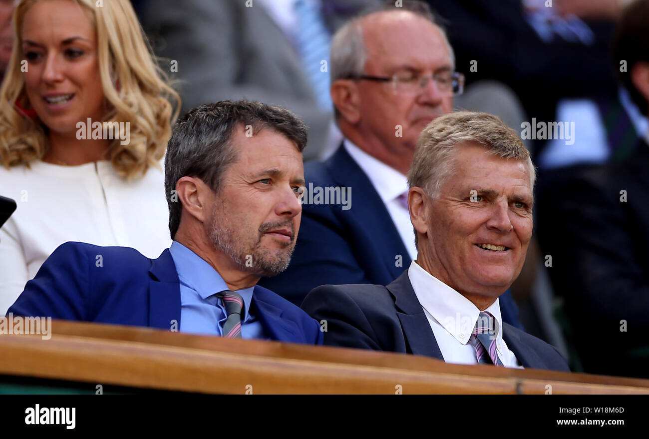 Il principe ereditario Frederik di Danimarca (sinistra) e il dottor Christian Buchwald nel royal box del Centre Court il giorno uno dei campionati di Wimbledon al All England Lawn Tennis e Croquet Club, Wimbledon. Foto Stock
