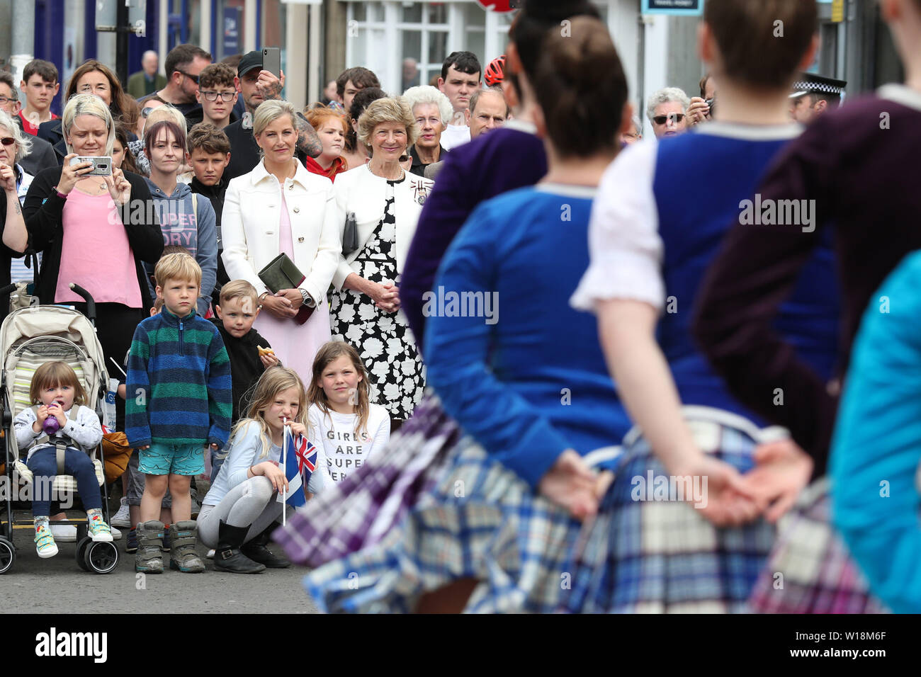 La contessa di Forfar orologi un highland dancing prestazioni come arrivano su Castle Street in Forfar. Foto Stock