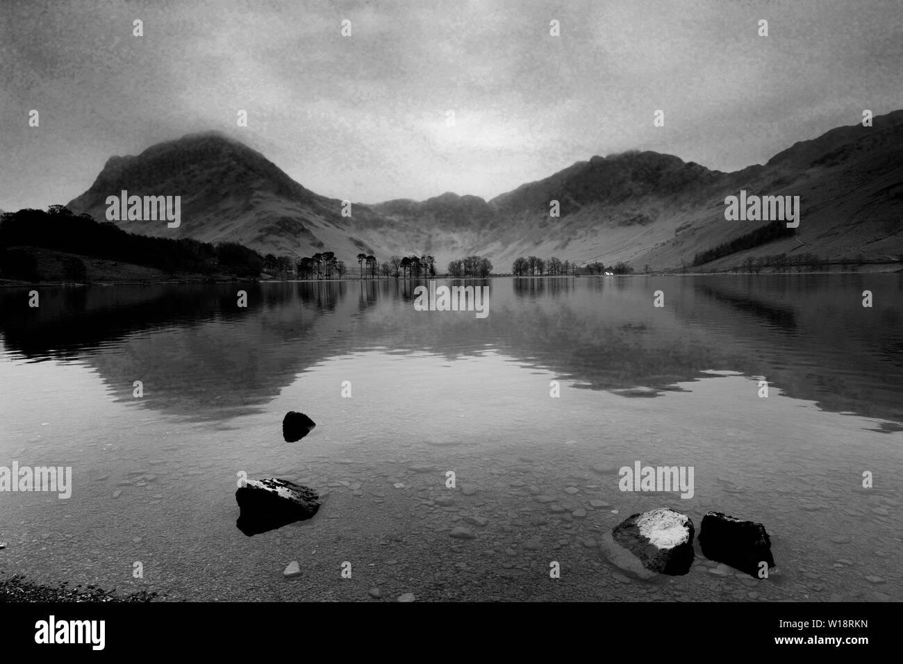 La nebbia vista su Buttermere, Parco Nazionale del Distretto dei Laghi, Cumbria, England, Regno Unito Foto Stock