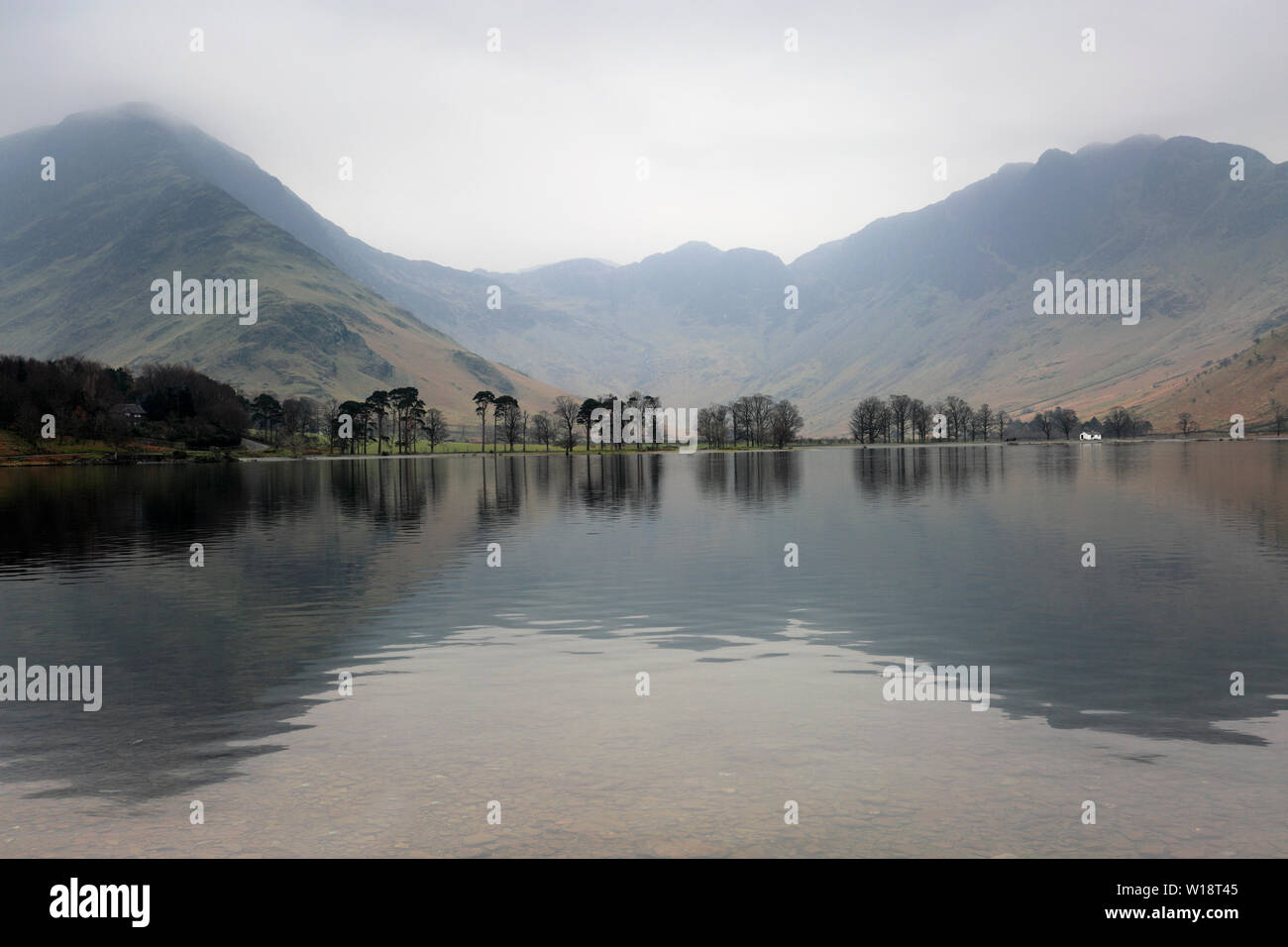 La nebbia vista su Buttermere, Parco Nazionale del Distretto dei Laghi, Cumbria, England, Regno Unito Foto Stock