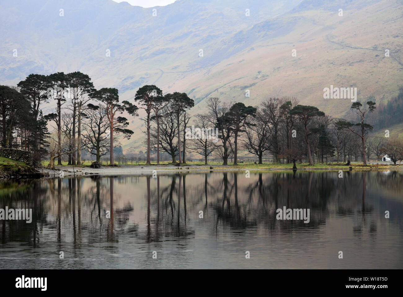 La nebbia vista su Buttermere, Parco Nazionale del Distretto dei Laghi, Cumbria, England, Regno Unito Foto Stock