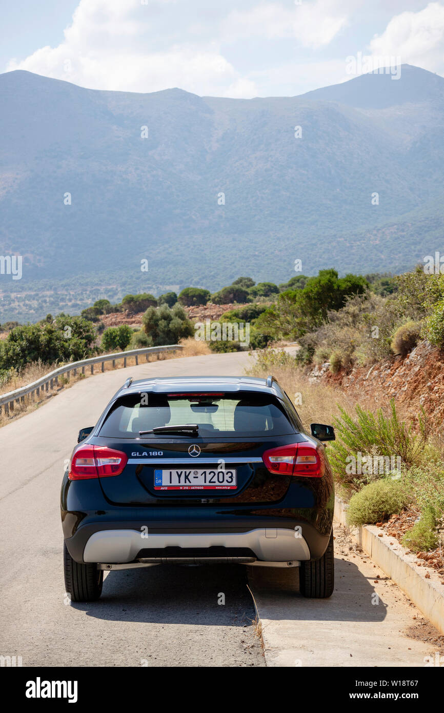 Creta, Grecia. Giugno 2019. Un nero Mecedes Benz GLA 180 ferma su una strada cretese vicino a Malia. Foto Stock