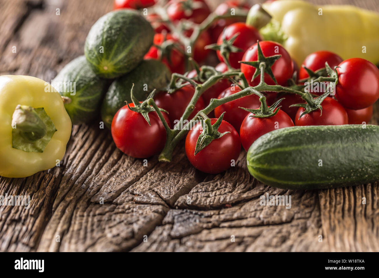 Pomodori freschi di cetriolo e pepe sul tavolo di legno Foto Stock