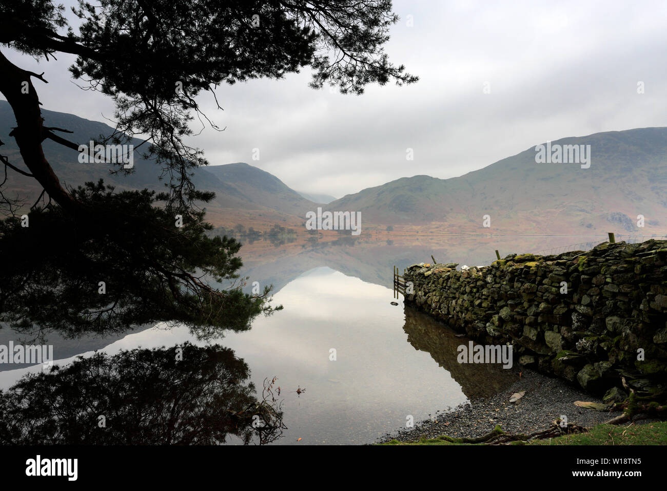 La nebbia vista su Crummock acqua, Parco Nazionale del Distretto dei Laghi, Cumbria, England, Regno Unito Foto Stock