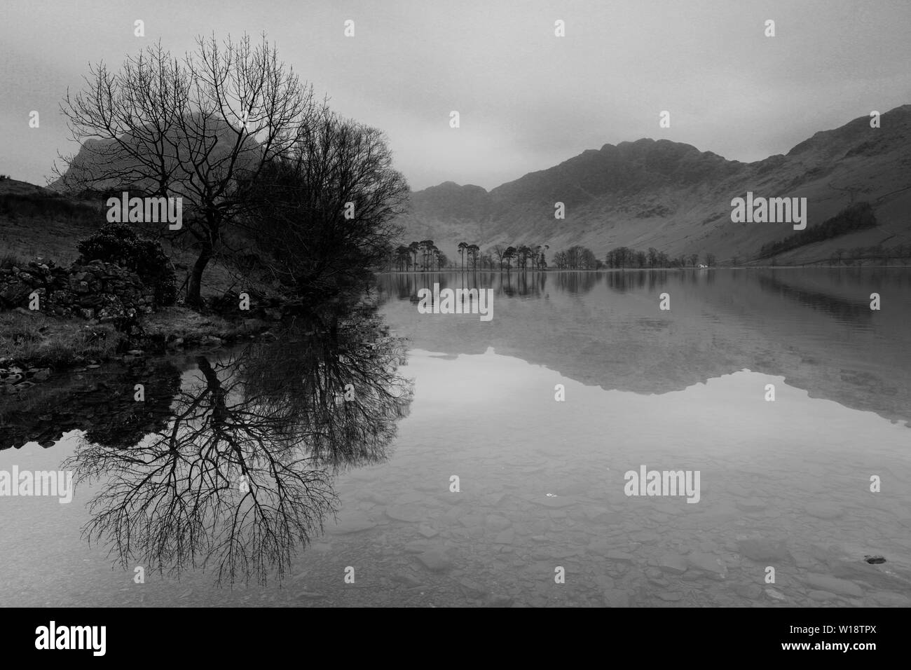 La nebbia vista su Buttermere, Parco Nazionale del Distretto dei Laghi, Cumbria, England, Regno Unito Foto Stock