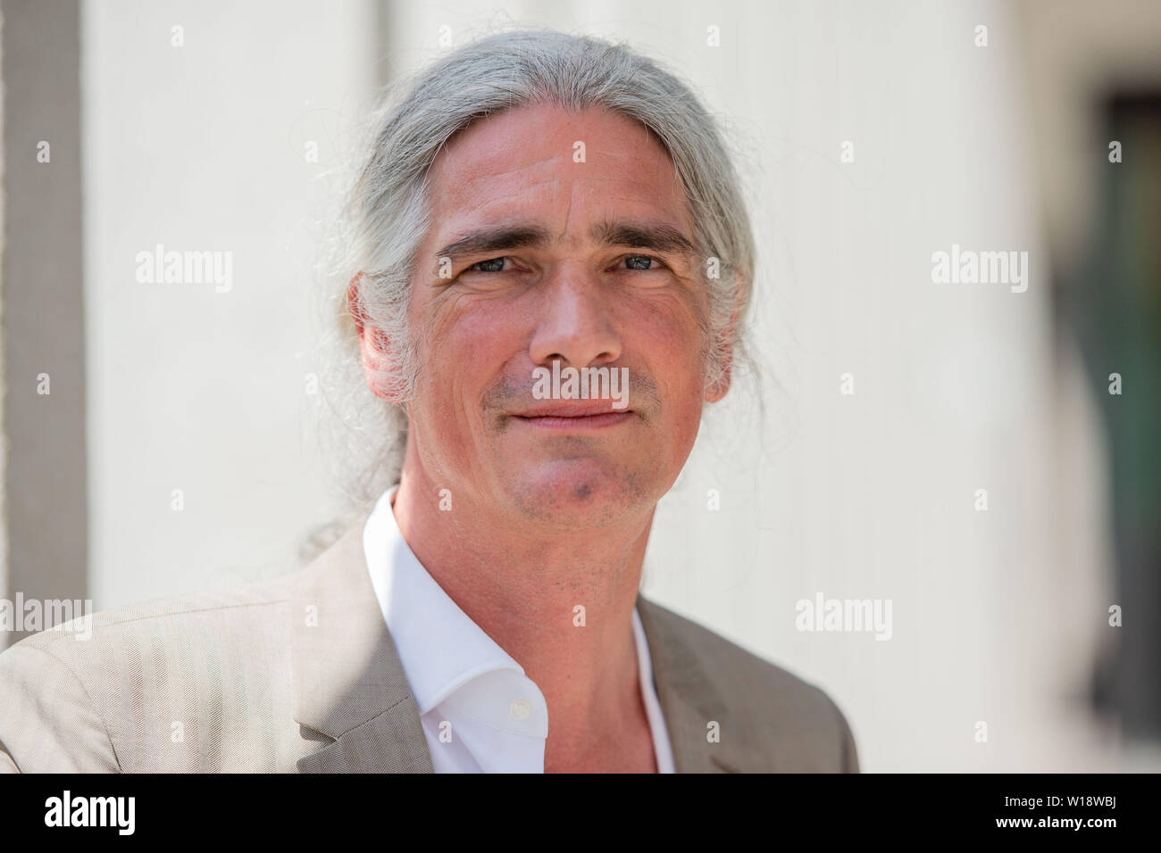 01 luglio 2019, Berlin: Alexander Schwarz, chief designer, sorge di fronte al James Simon Gallery. La nuova area di ricevimento dell'isola museo sarà inaugurato il 12 luglio in presenza del Cancelliere federale Angela Merkel. Foto: Lisa Ducret/dpa Foto Stock