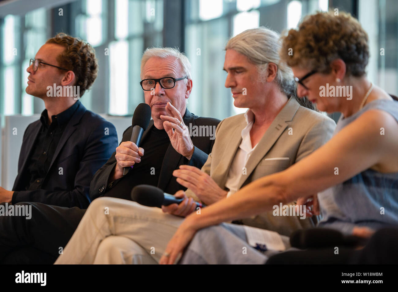01 luglio 2019, Berlin: Christoph Rauhut (l-r), Berlino curatore, David Chipperfield, architetto, Alexander Schwarz, capo progettista, e Gabi Dolff-Bonekämper, storico dell'arte, sedersi alla conferenza stampa di presentazione del James Simon Gallery. La nuova area di ricevimento dell'isola museo sarà inaugurato il 12 luglio in presenza del Cancelliere federale Angela Merkel. Foto: Lisa Ducret/dpa Foto Stock