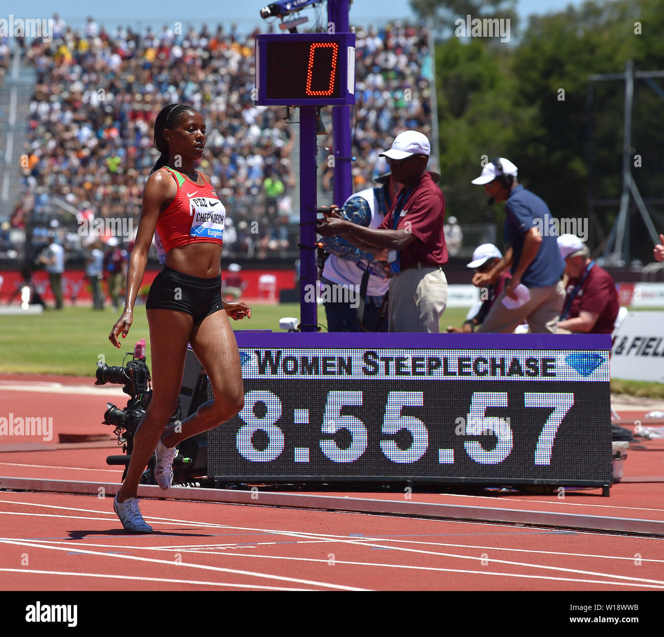 Beatrice Chepkoech vince durante un diamante League atletica Prefontaine Classic presso l'Università di Stanford in California. Foto Stock