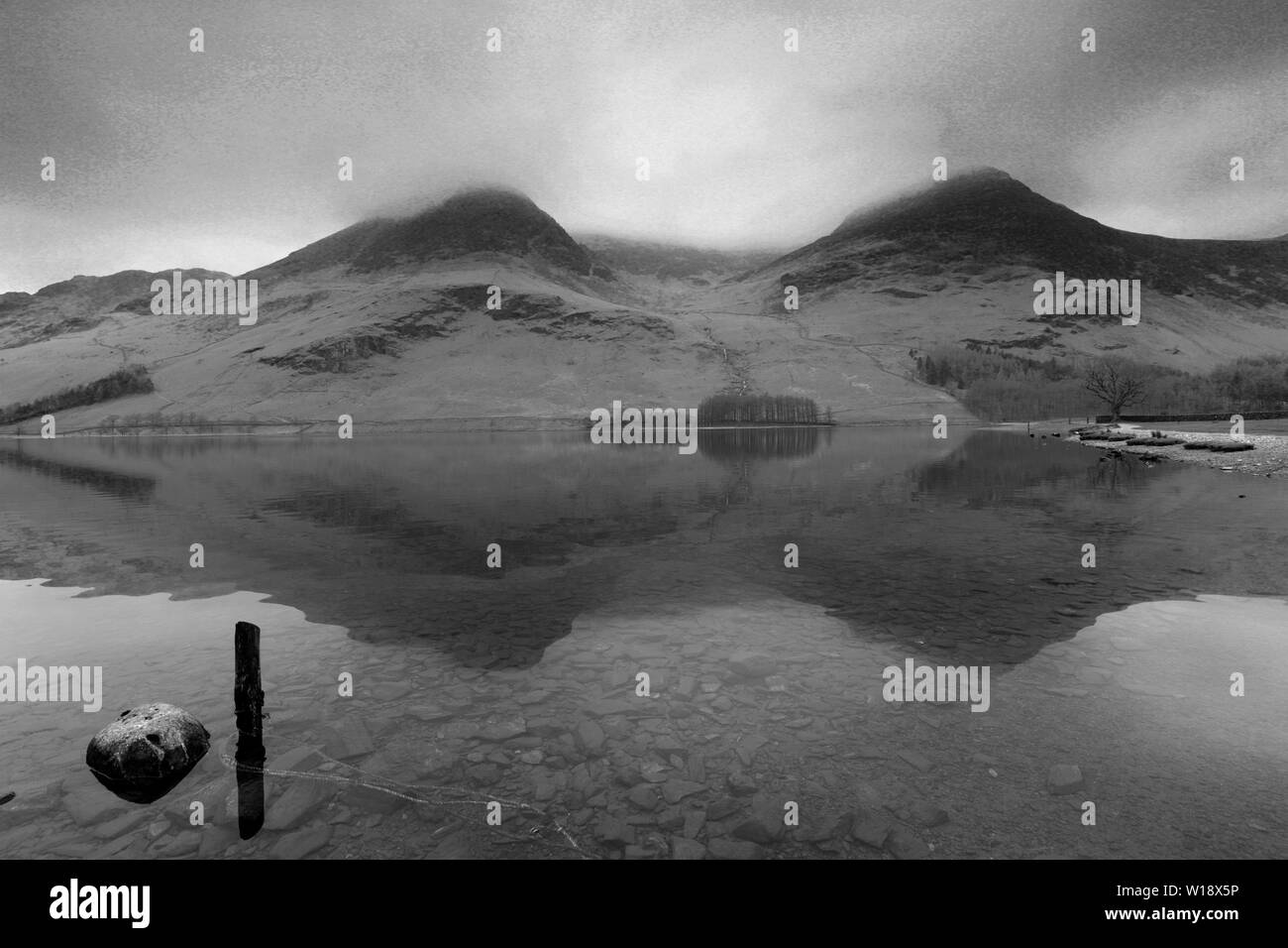 La nebbia vista su Buttermere, Parco Nazionale del Distretto dei Laghi, Cumbria, England, Regno Unito Foto Stock