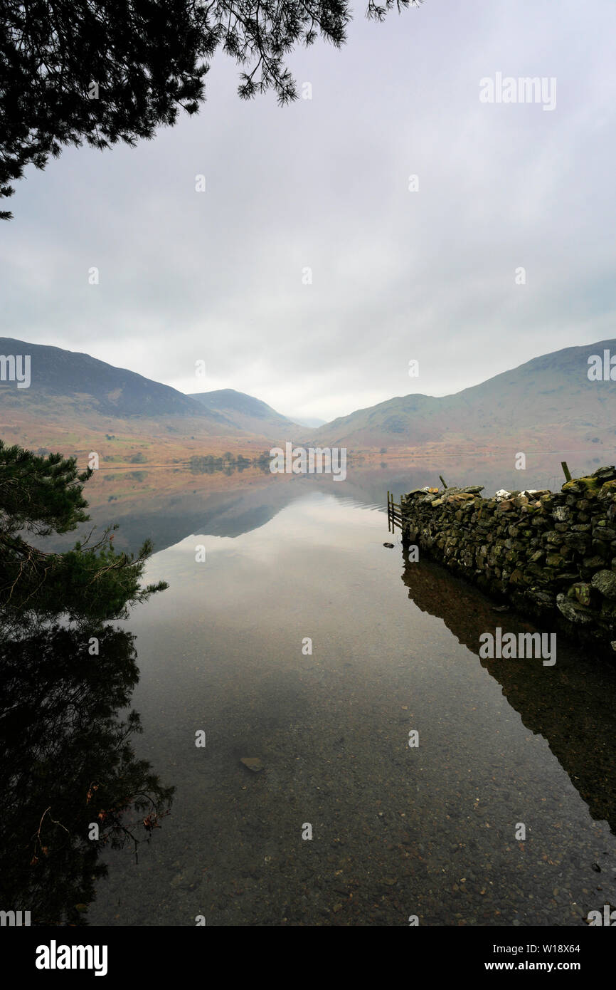 La nebbia vista su Crummock acqua, Parco Nazionale del Distretto dei Laghi, Cumbria, England, Regno Unito Foto Stock