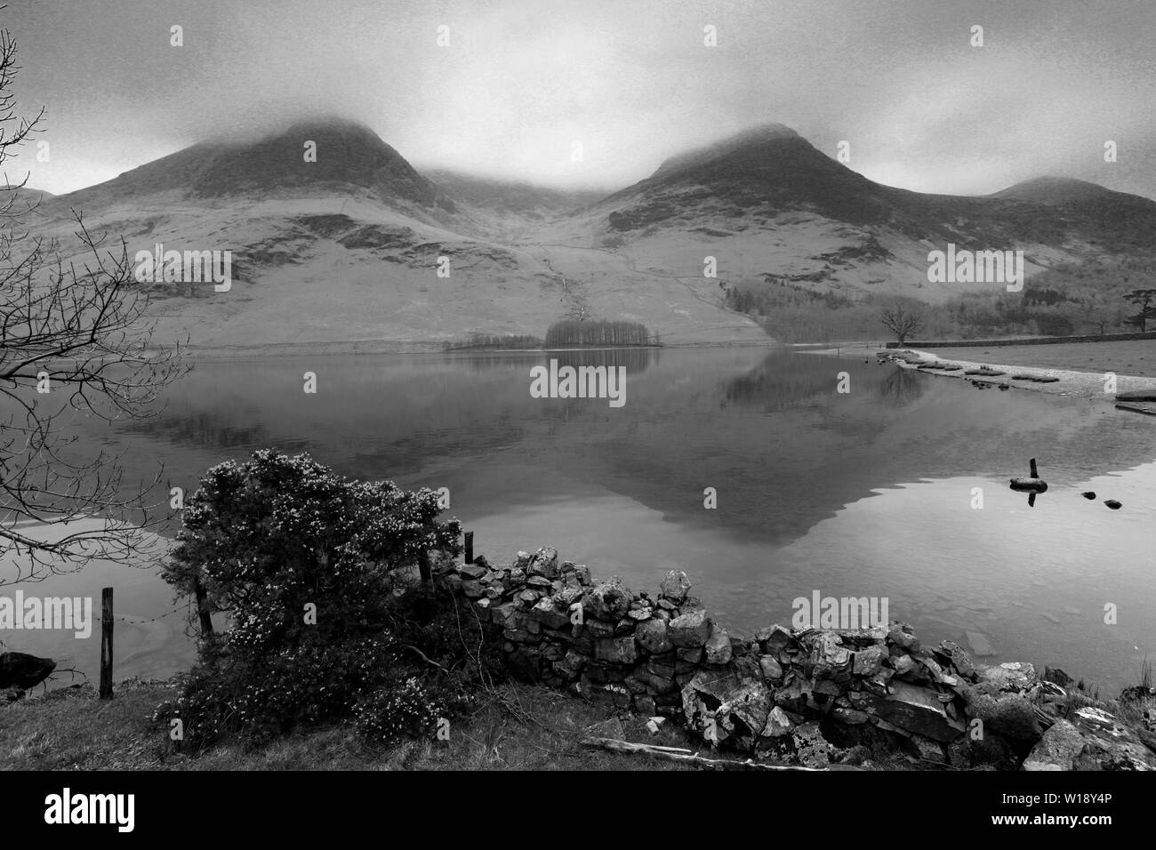 La nebbia vista su Buttermere, Parco Nazionale del Distretto dei Laghi, Cumbria, England, Regno Unito Foto Stock