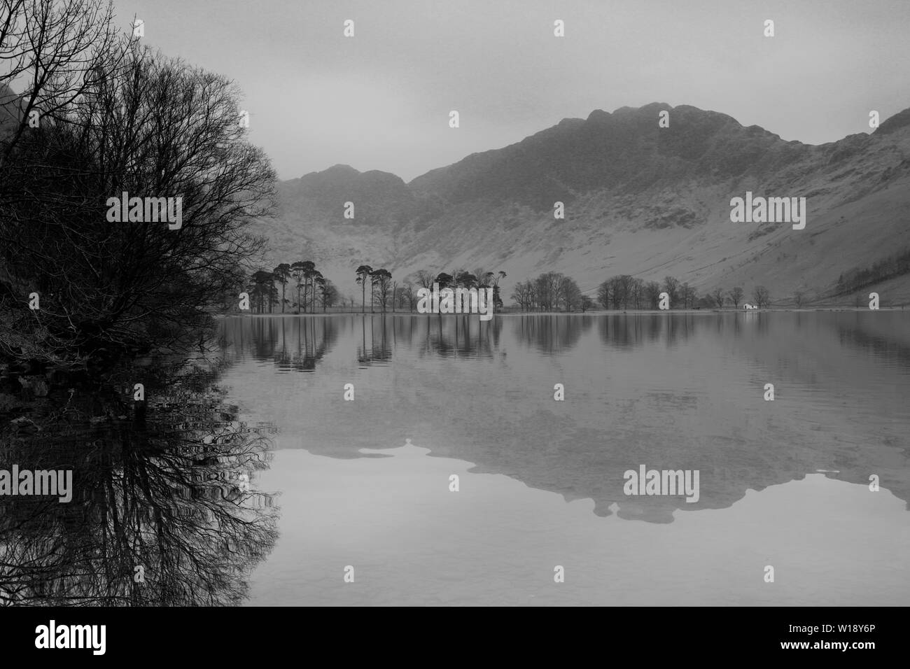 La nebbia vista su Buttermere, Parco Nazionale del Distretto dei Laghi, Cumbria, England, Regno Unito Foto Stock