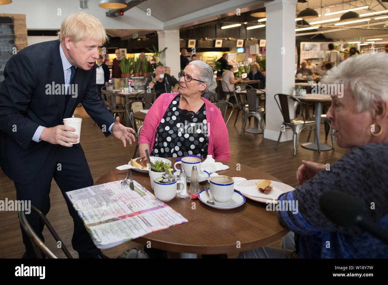 Direzione del partito conservatore contender Boris Johnson soddisfa i clienti durante una visita a Polhill Centro giardino vicino a Halstead nel Kent. Foto Stock