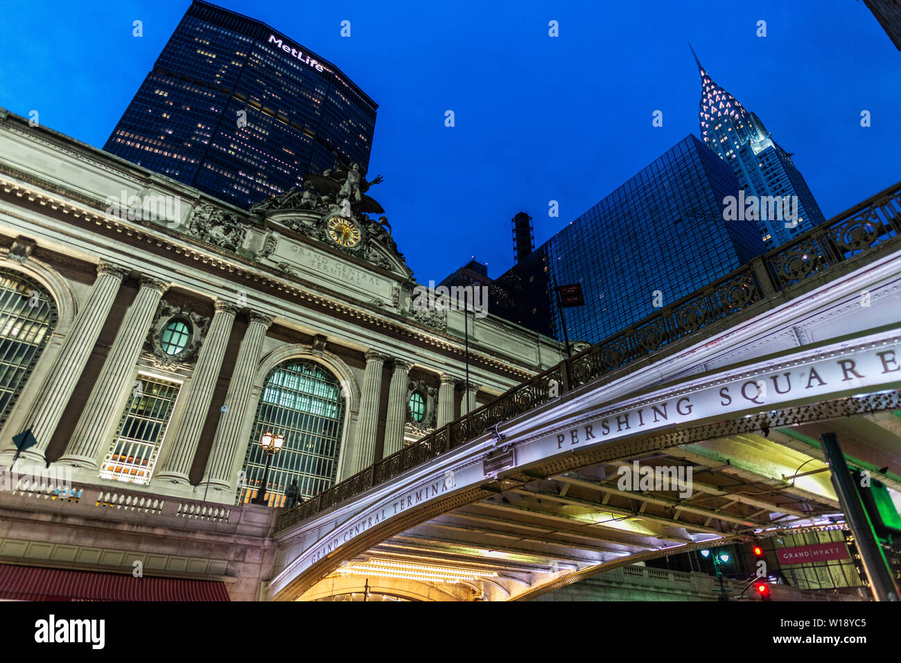 La città di New York, Stati Uniti d'America - 1 Agosto 2018: facciata del Grand Central Terminal, Commuter Rail terminal, di notte con la Chrysler e MetLife Building in Foto Stock