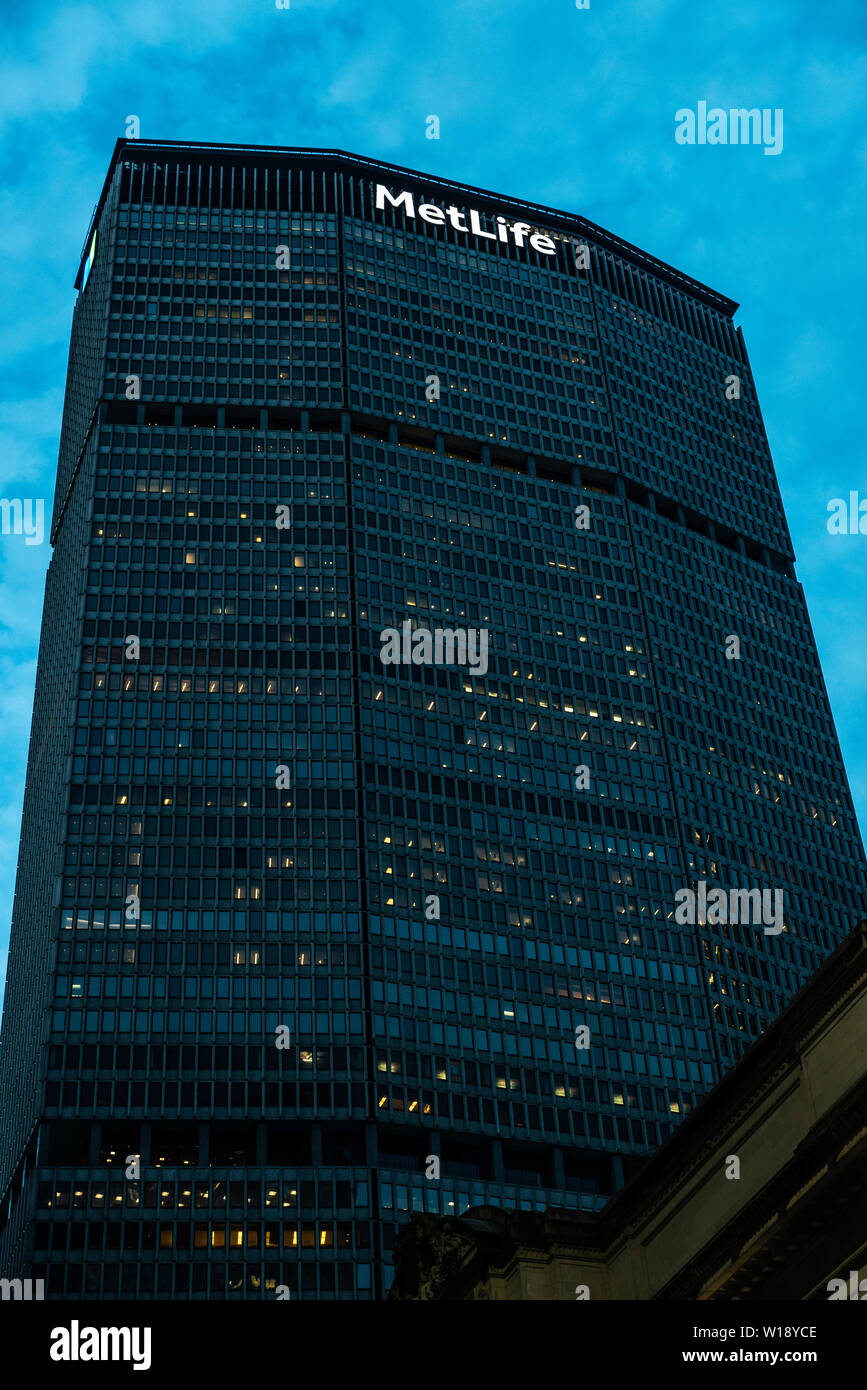 La città di New York, Stati Uniti d'America - 1 Agosto 2018: a bassa angolazione del MetLife Building di notte, moderno grattacielo di vetro, a Manhattan, New York City, Stati Uniti d'America Foto Stock