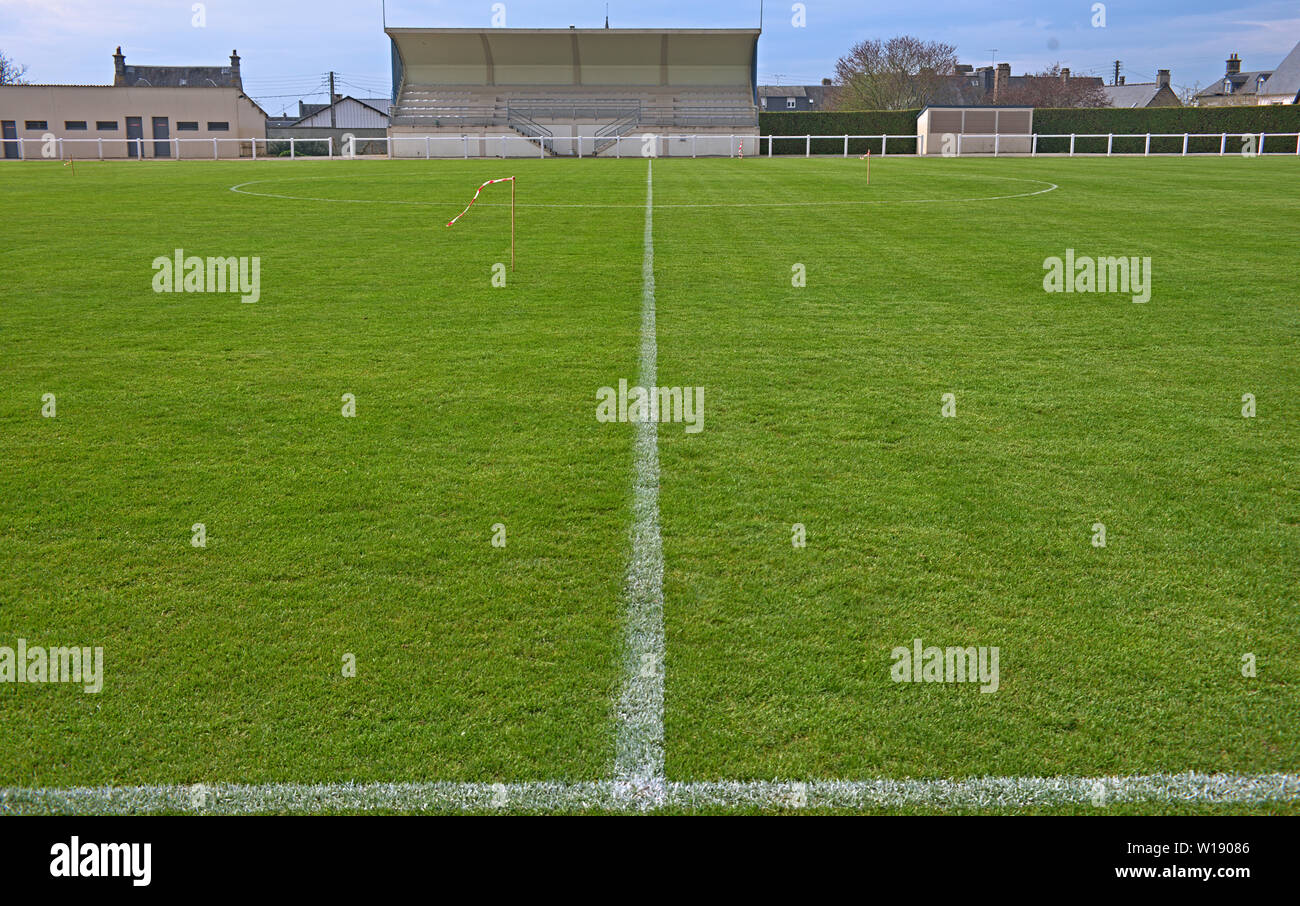 Vista sul centro di un vuoto il campo di calcio Foto Stock