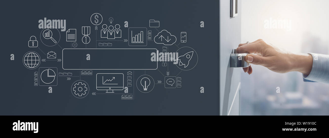 Imprenditrice accesso archivio di deposito e di interfaccia utente diagramma di flusso con il business e la tecnologia icone: online backup, cloud e concetto di database Foto Stock