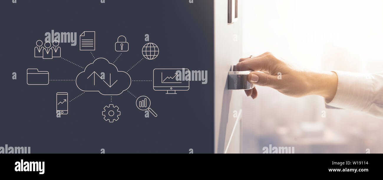 Imprenditrice accesso archivio di deposito e di interfaccia utente diagramma di flusso con il business e la tecnologia icone: online backup, cloud e concetto di database Foto Stock