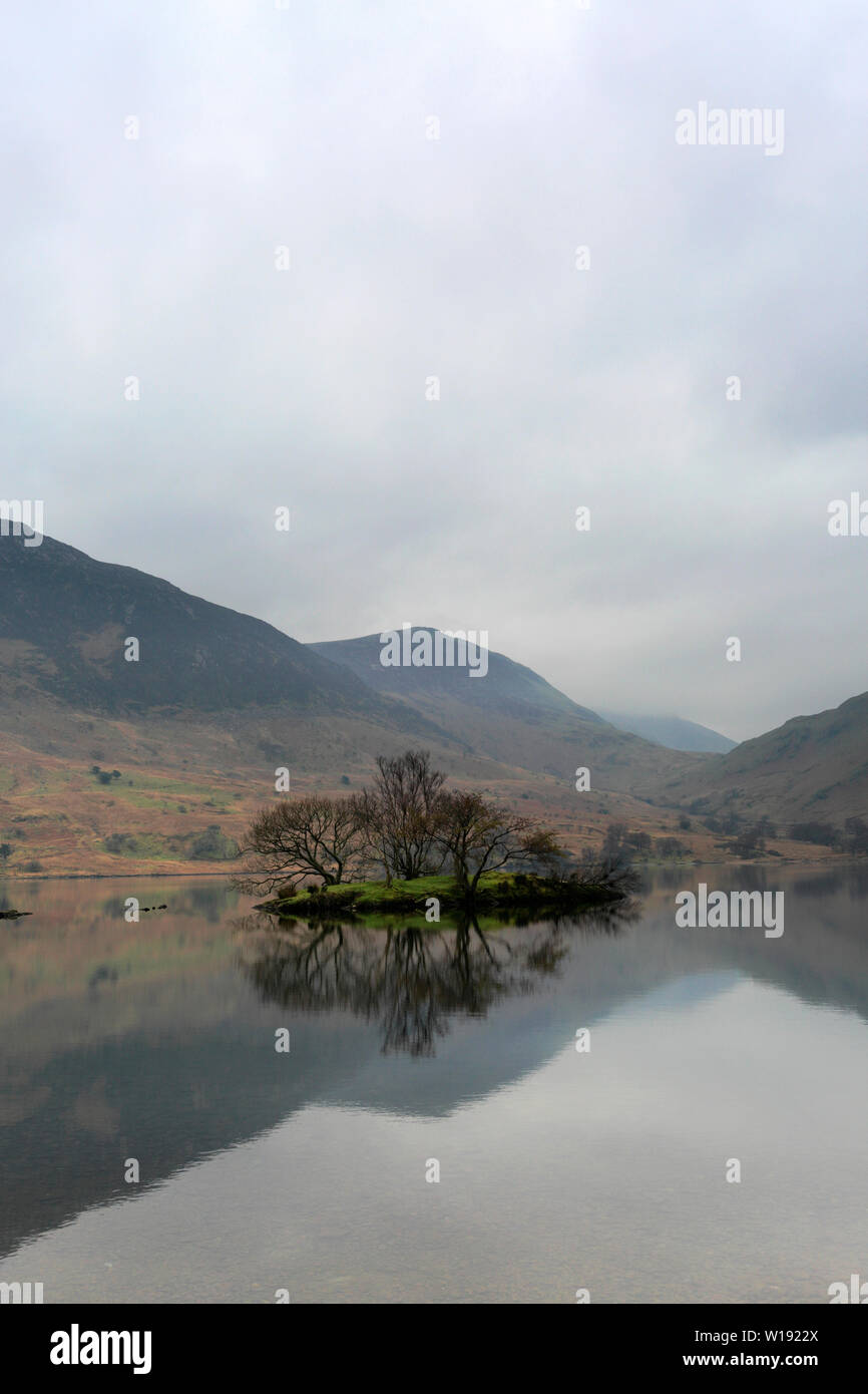 La nebbia vista su Crummock acqua, Parco Nazionale del Distretto dei Laghi, Cumbria, England, Regno Unito Foto Stock