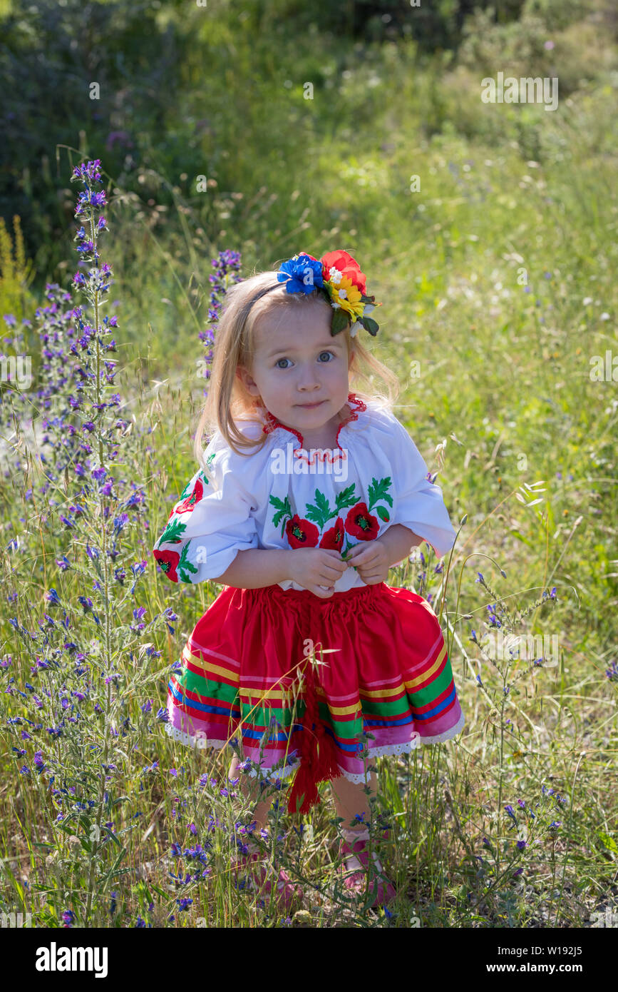 Bambina 3 anni in ucraino costume tradizionale Foto Stock