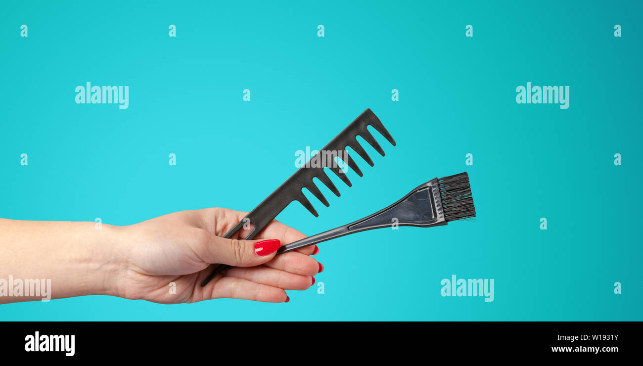 Donna con mano un parrucchiere gli strumenti e gli accessori isolato sul colore di sfondo Foto Stock Donna con mano un parrucchiere gli strumenti e gli accessori isolato sul colore di sfondo Foto Stock