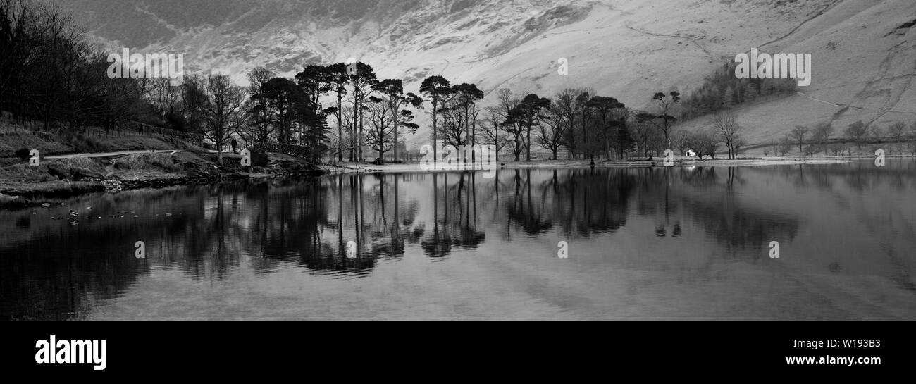 La nebbia vista su Buttermere, Parco Nazionale del Distretto dei Laghi, Cumbria, England, Regno Unito Foto Stock