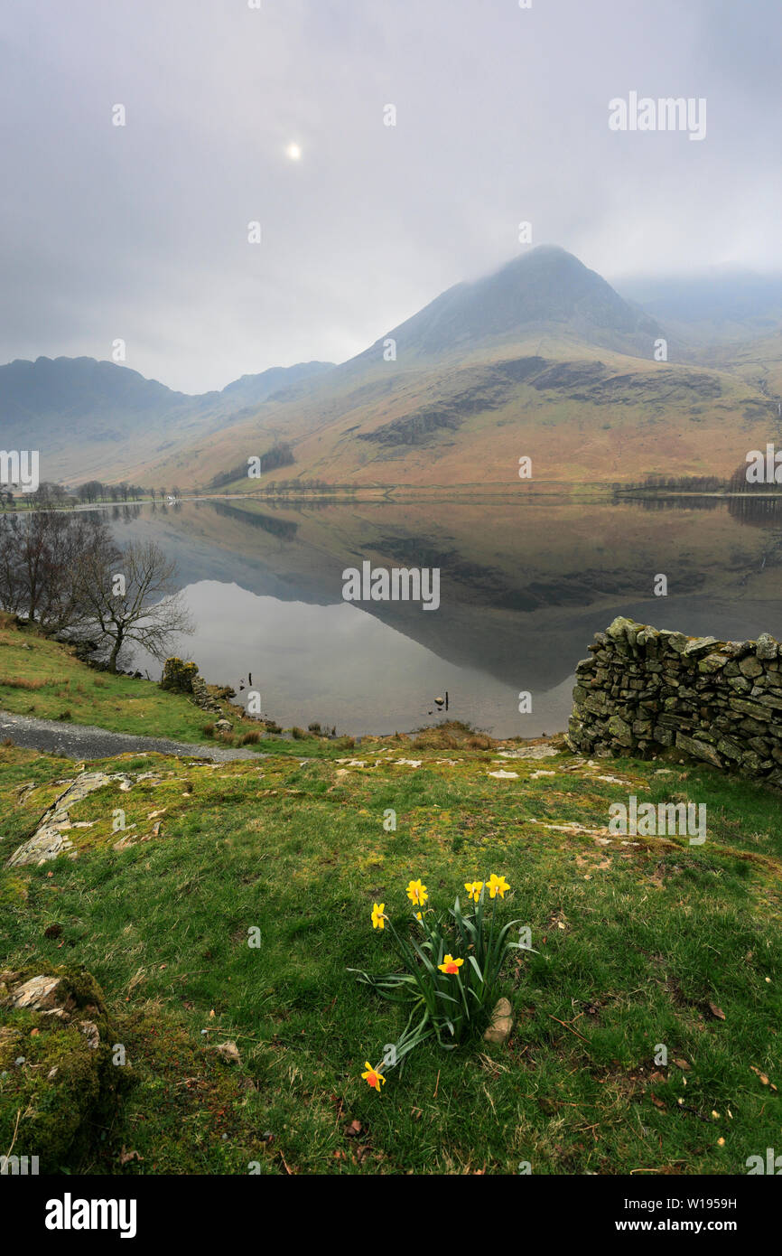 La nebbia vista su Buttermere, Parco Nazionale del Distretto dei Laghi, Cumbria, England, Regno Unito Foto Stock