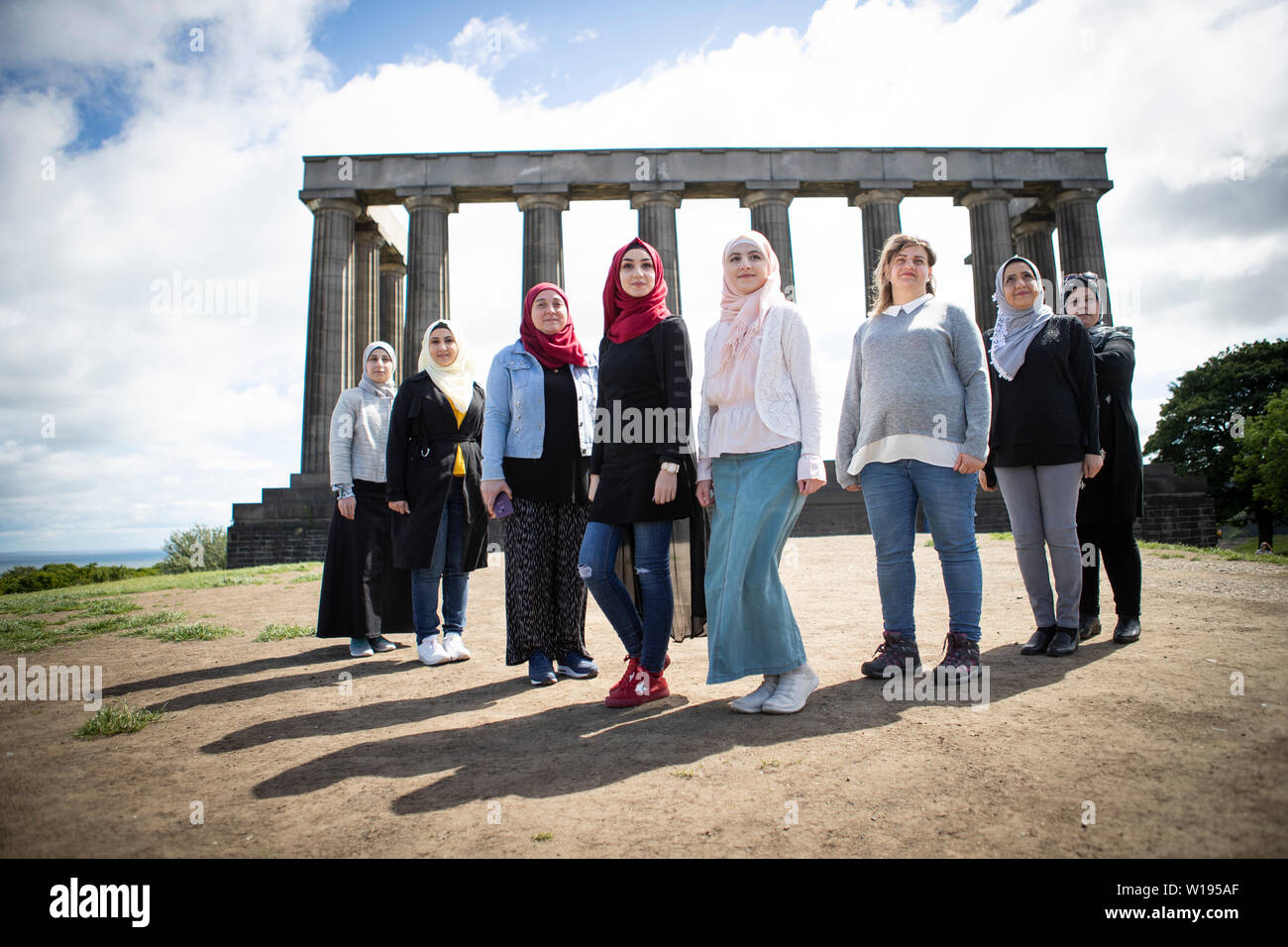 Rifugiati siriano, vivere a Glasgow, durante un photocall, a Edimburgo di Calton Hill, per un adattamento teatrale di Euripide' il cavallo di Troia di donne che hanno scritto e speranza per eseguire in questo anno il Festival di Edimburgo. Foto Stock