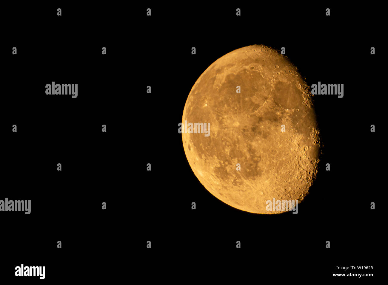 Arancione GIBBOUS calante luna assunto 22.06.2019 in Inghilterra Foto Stock