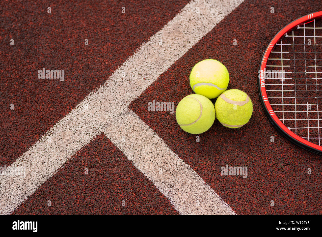 Vista dall'alto di attrezzatura sportiva per il gioco del tennis su stadium parco giochi da due linee bianche Foto Stock