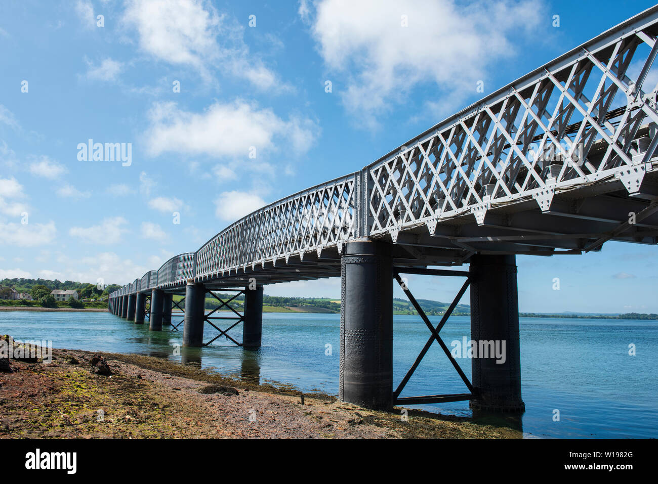 Ponte Ferroviario sul fiume Esk con il bacino di Montrose al di là, Montrose, Angus, Scozia. Foto Stock