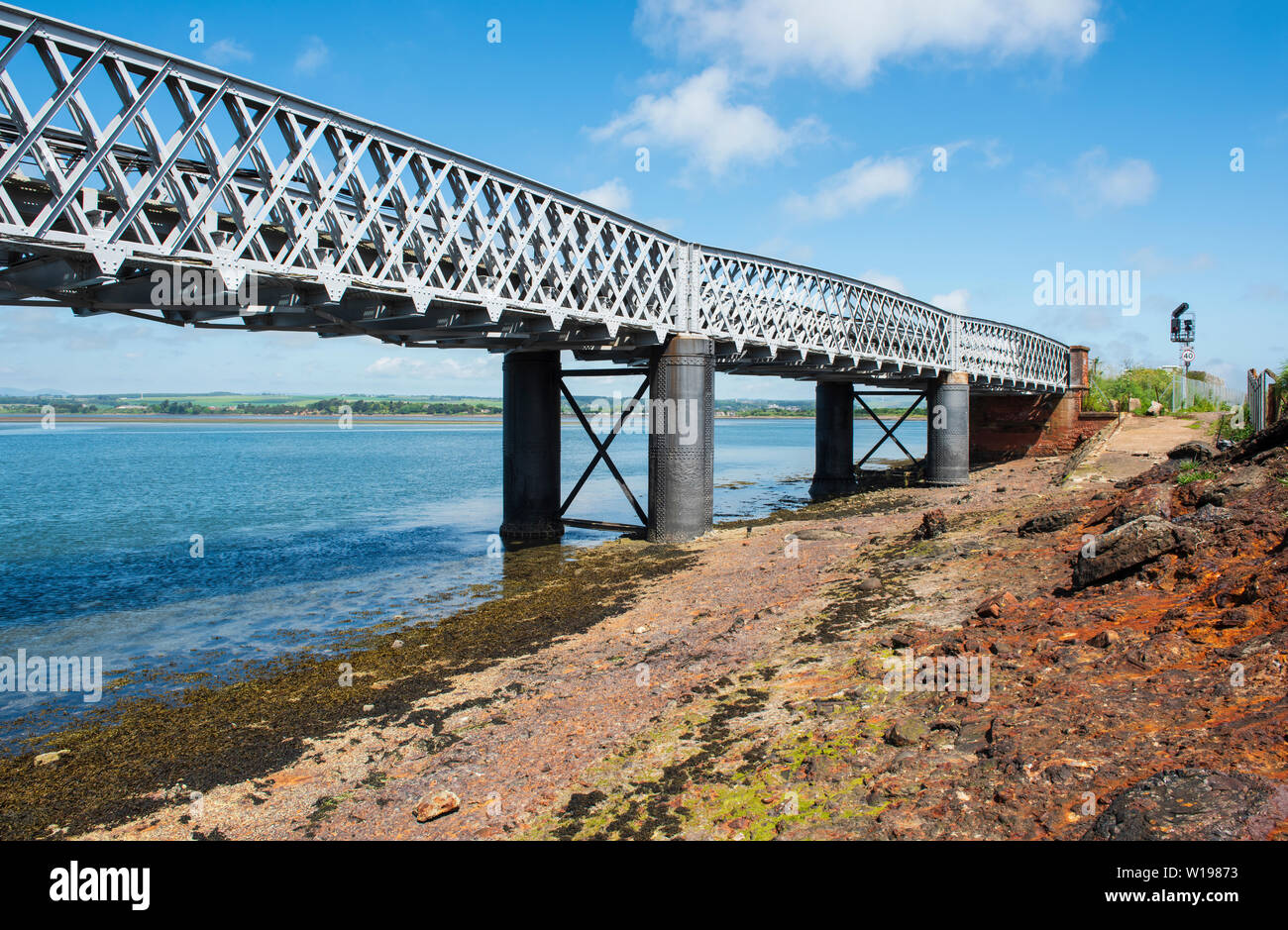 Ponte Ferroviario sul fiume Esk con il bacino di Montrose al di là, Montrose, Angus, Scozia. Foto Stock