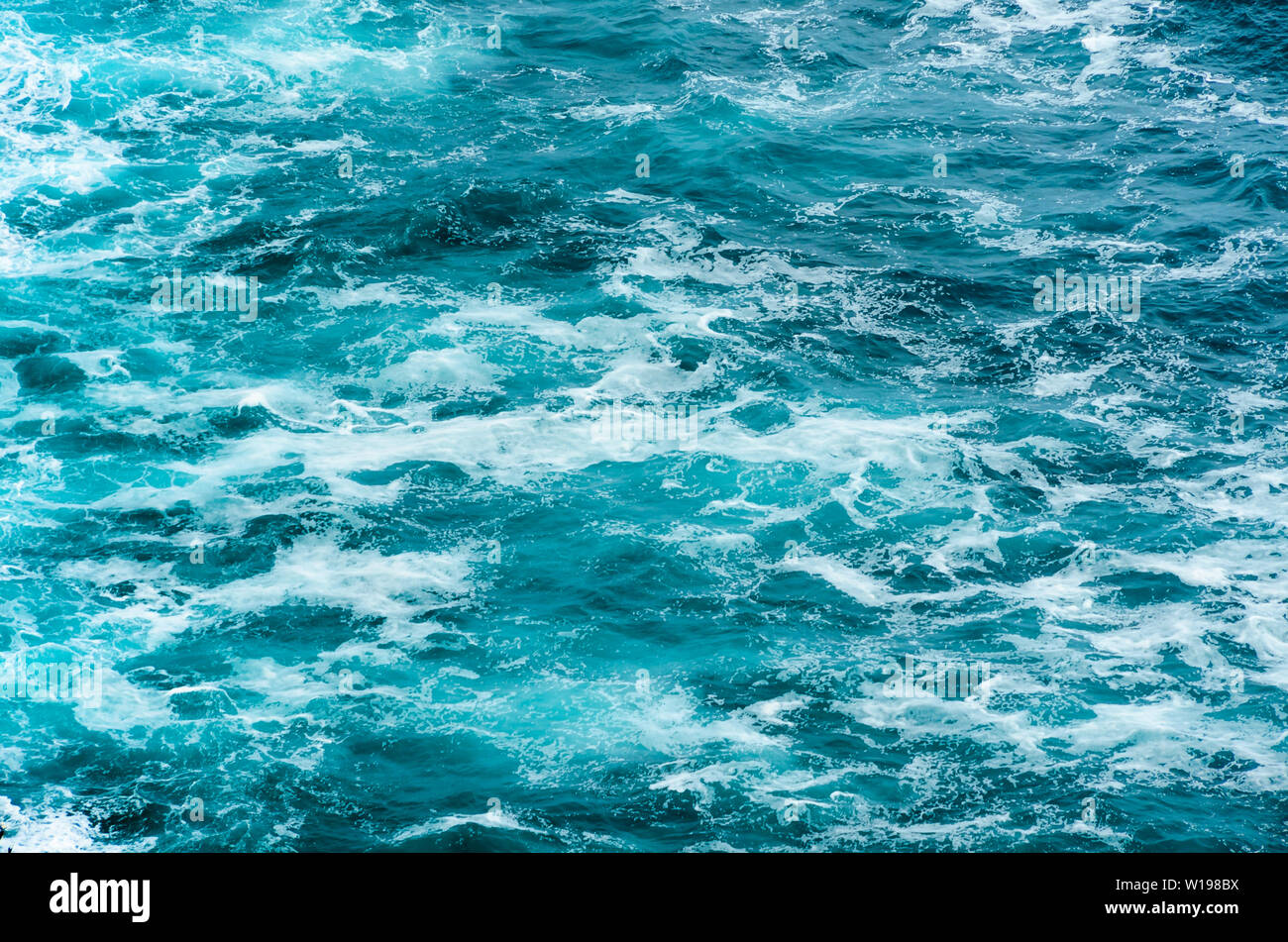 Mare blu acqua superficie increspata con schiuma Foto Stock