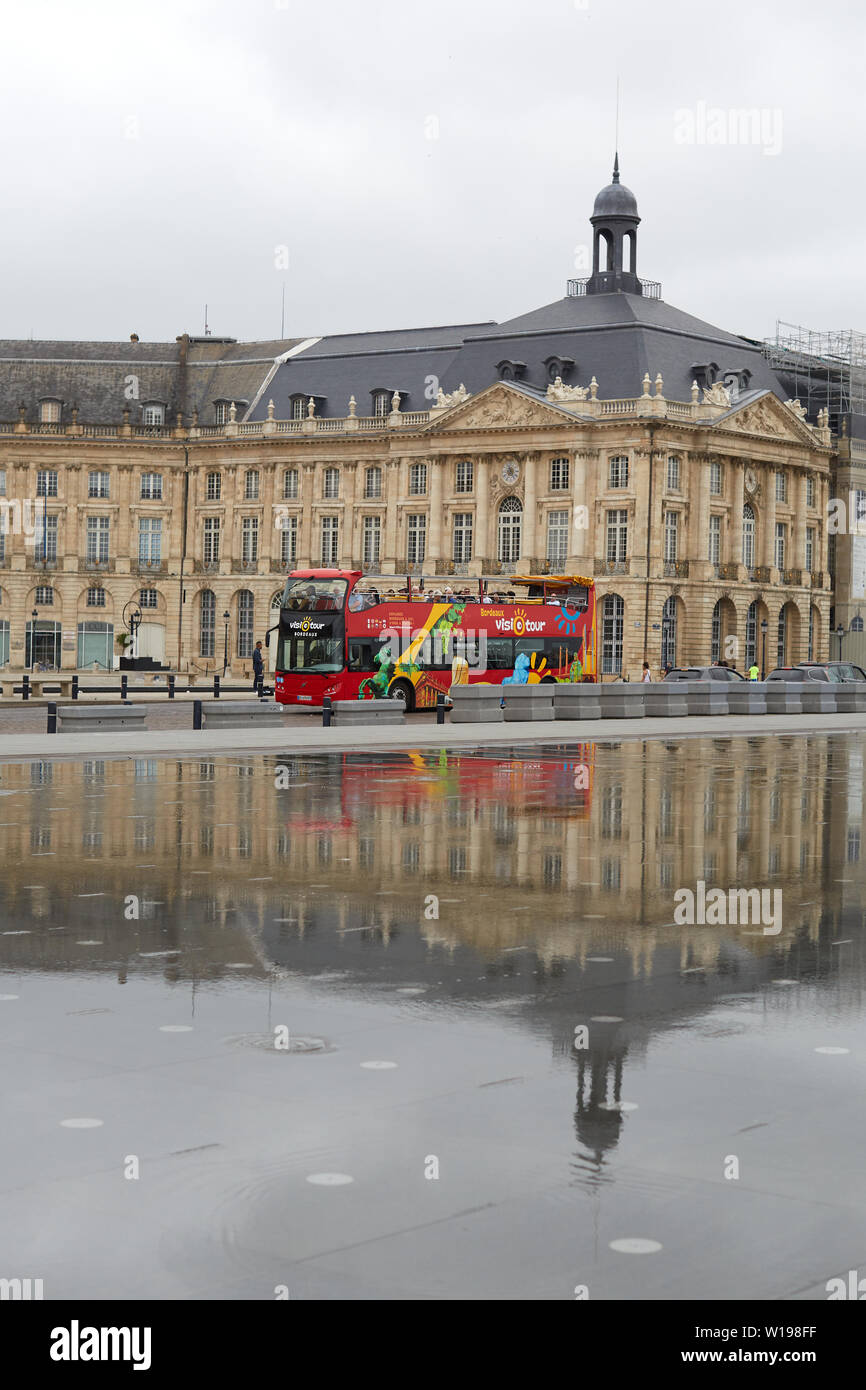 Il Specchio di acqua (Miroir d'Eau) è una scultura interattiva dal paesaggio artista Michel Corajoud, di fronte a Place de la Bourse di Bordeaux. Foto Stock